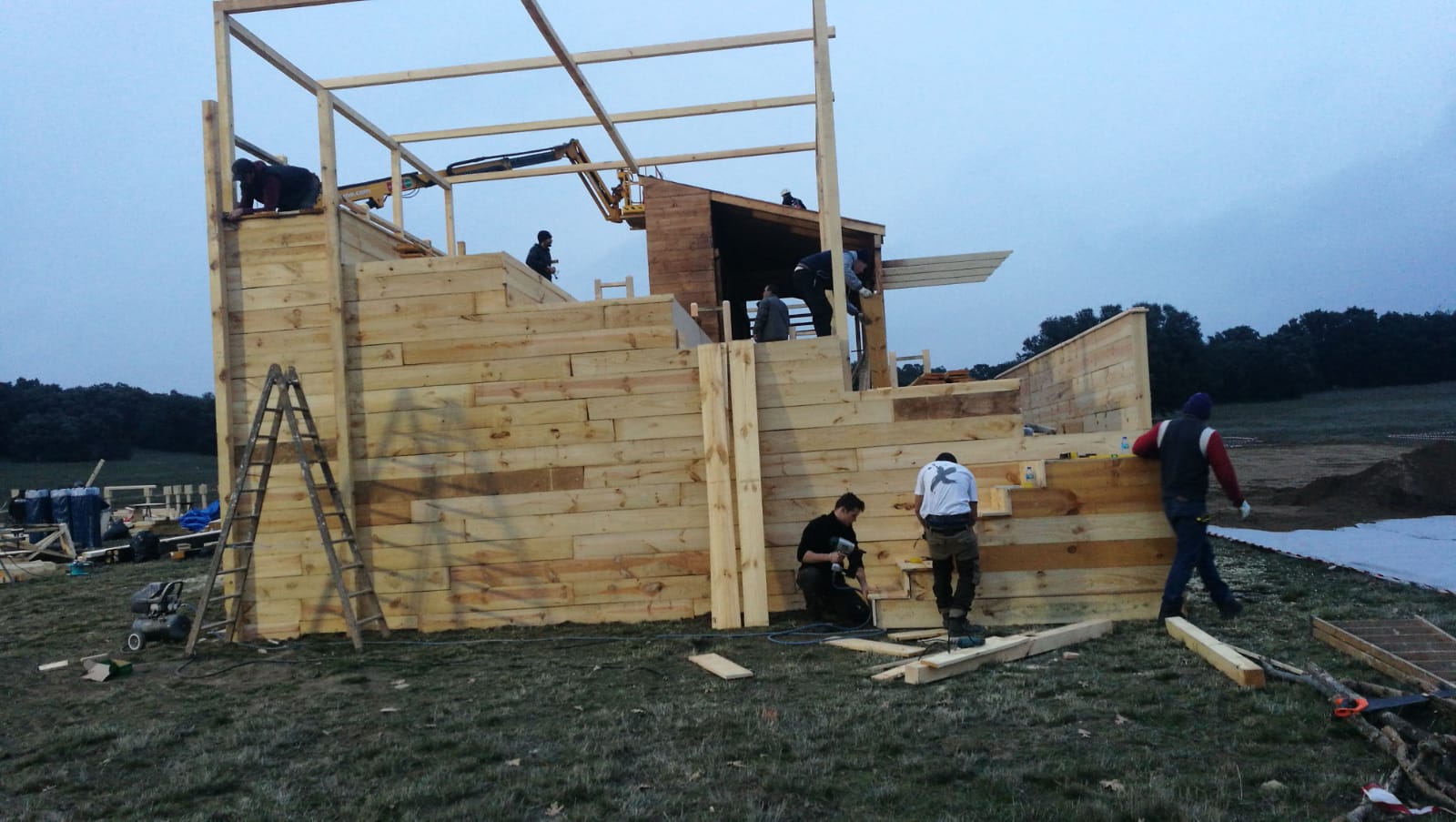 Un grupo de personas está trabajando en una estructura de madera.