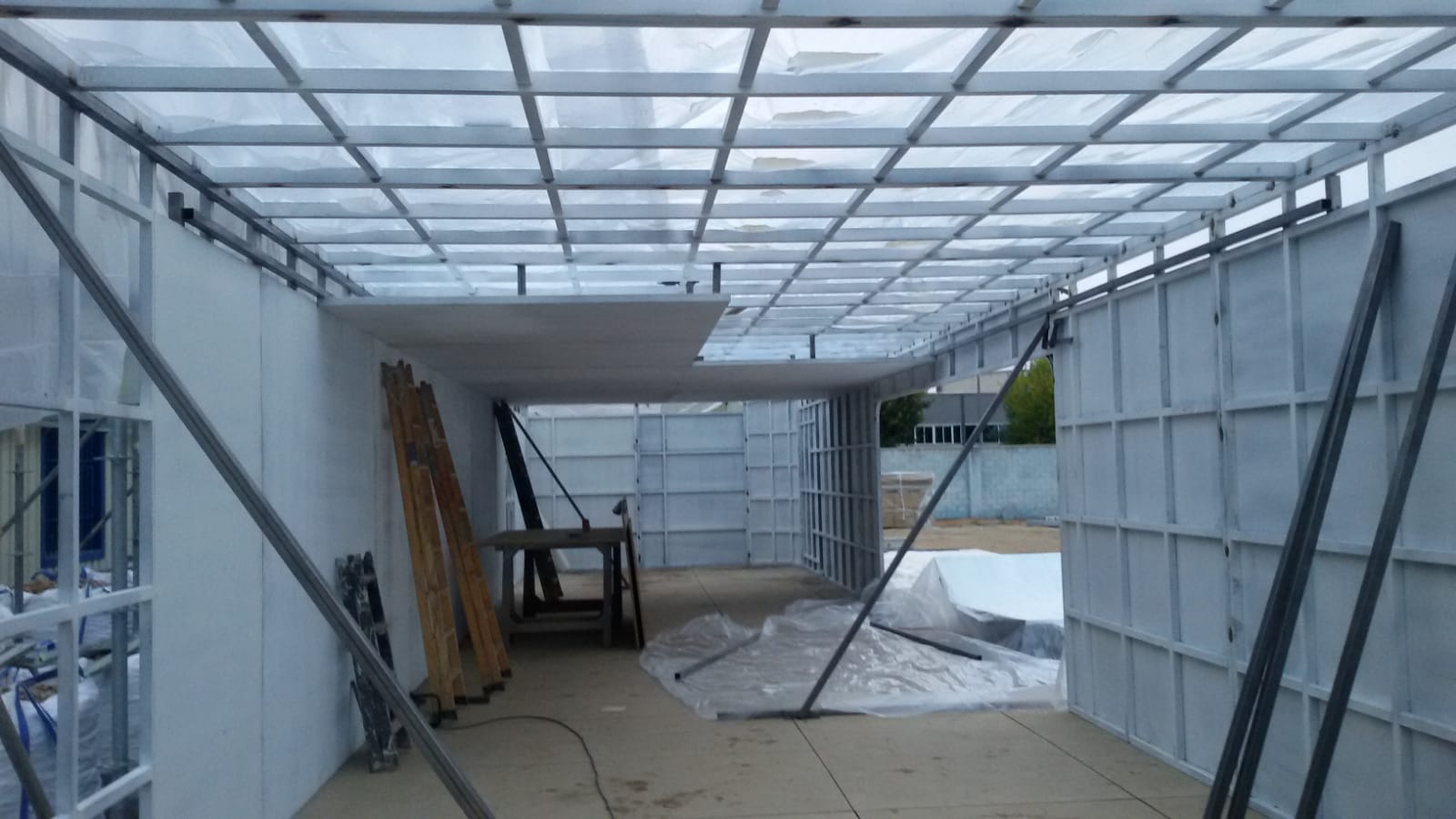 El interior de un edificio en construcción con techo transparente.