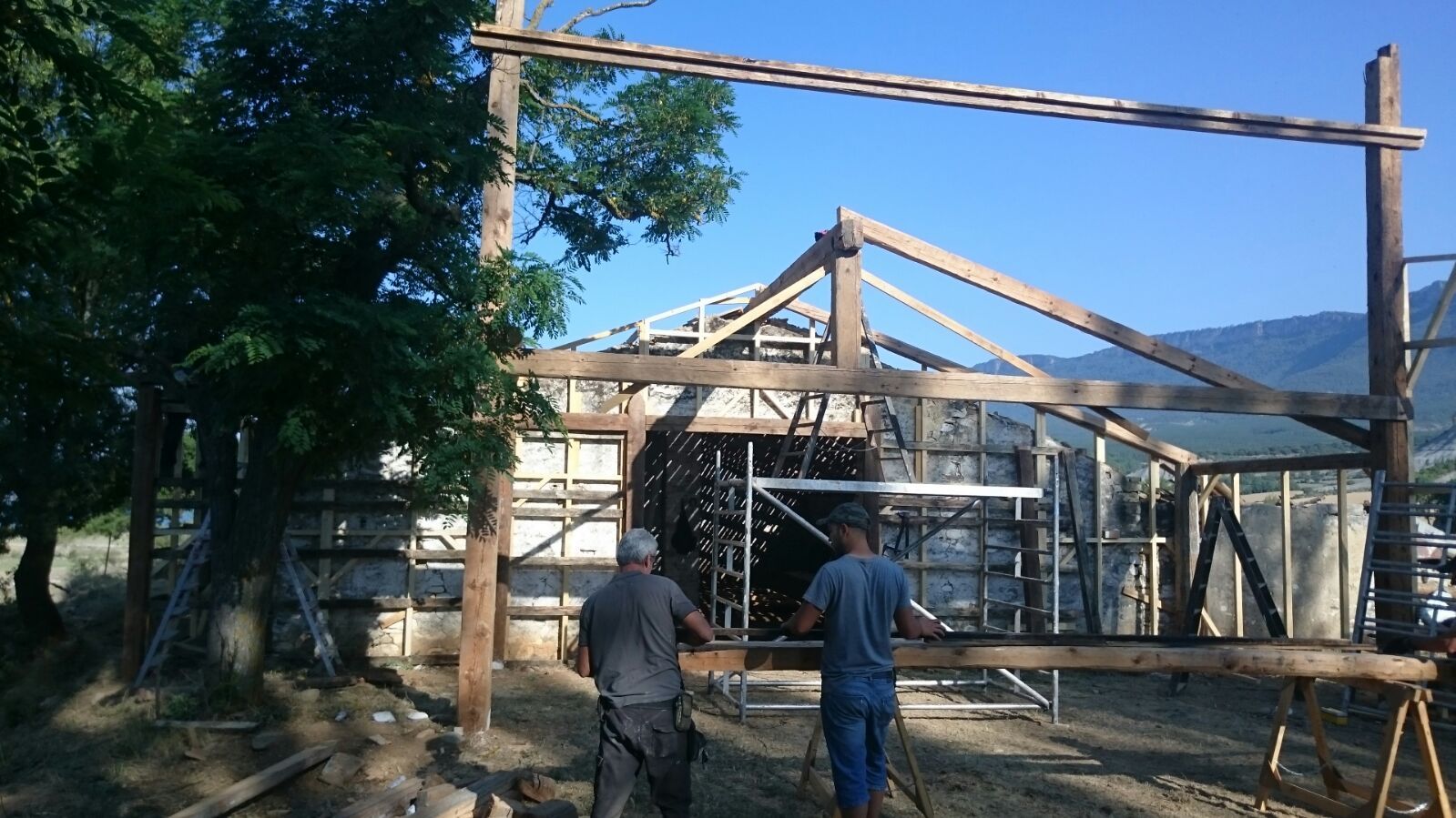 Dos hombres están parados frente a un edificio en construcción.