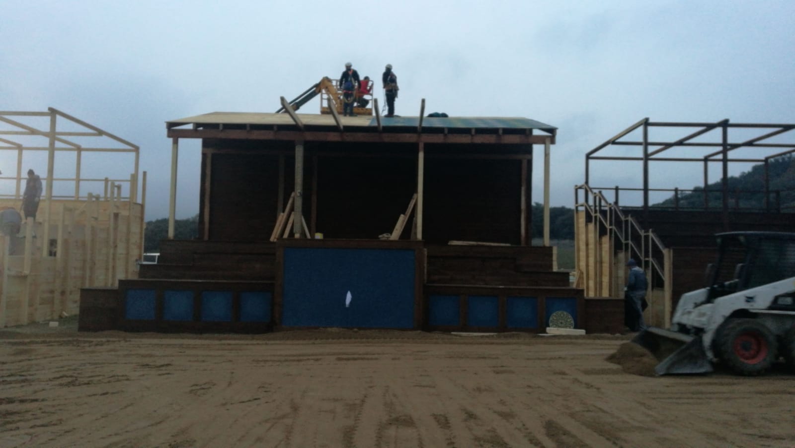 Un lince está estacionado frente a un edificio en construcción