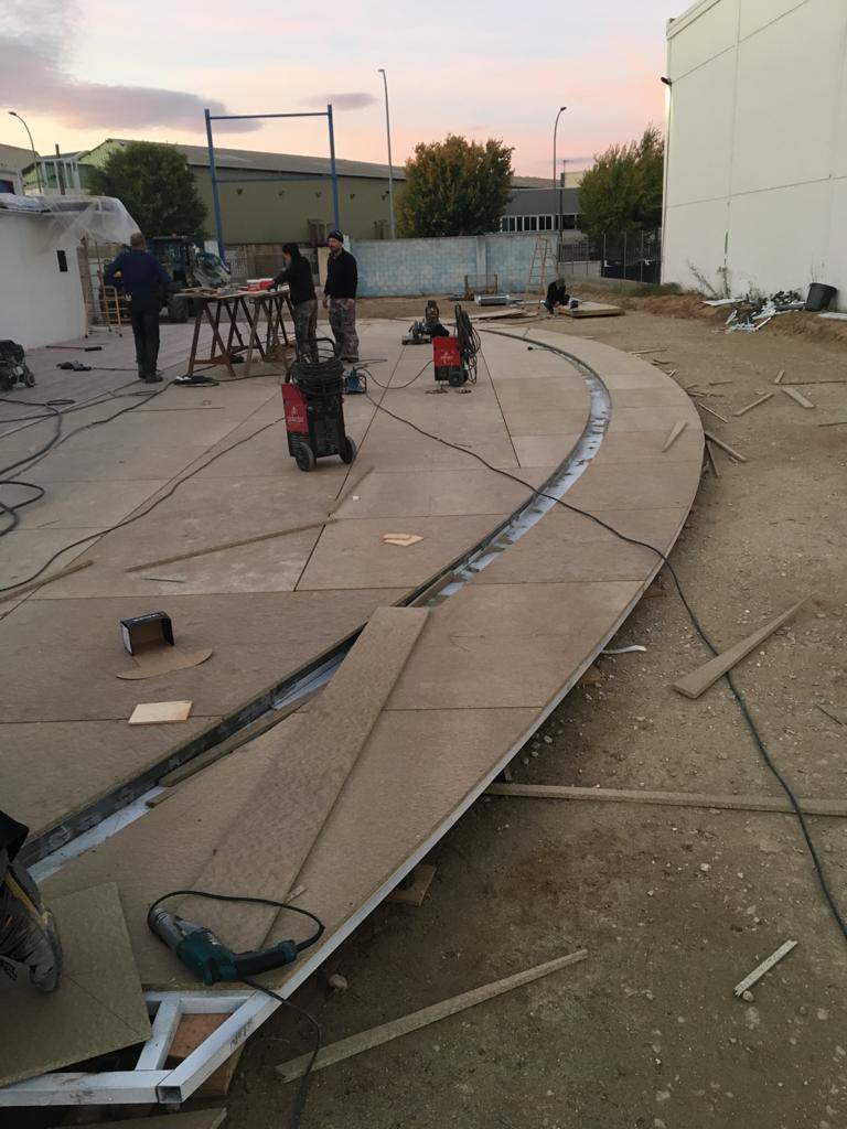 Un grupo de personas está trabajando en una pasarela de hormigón.