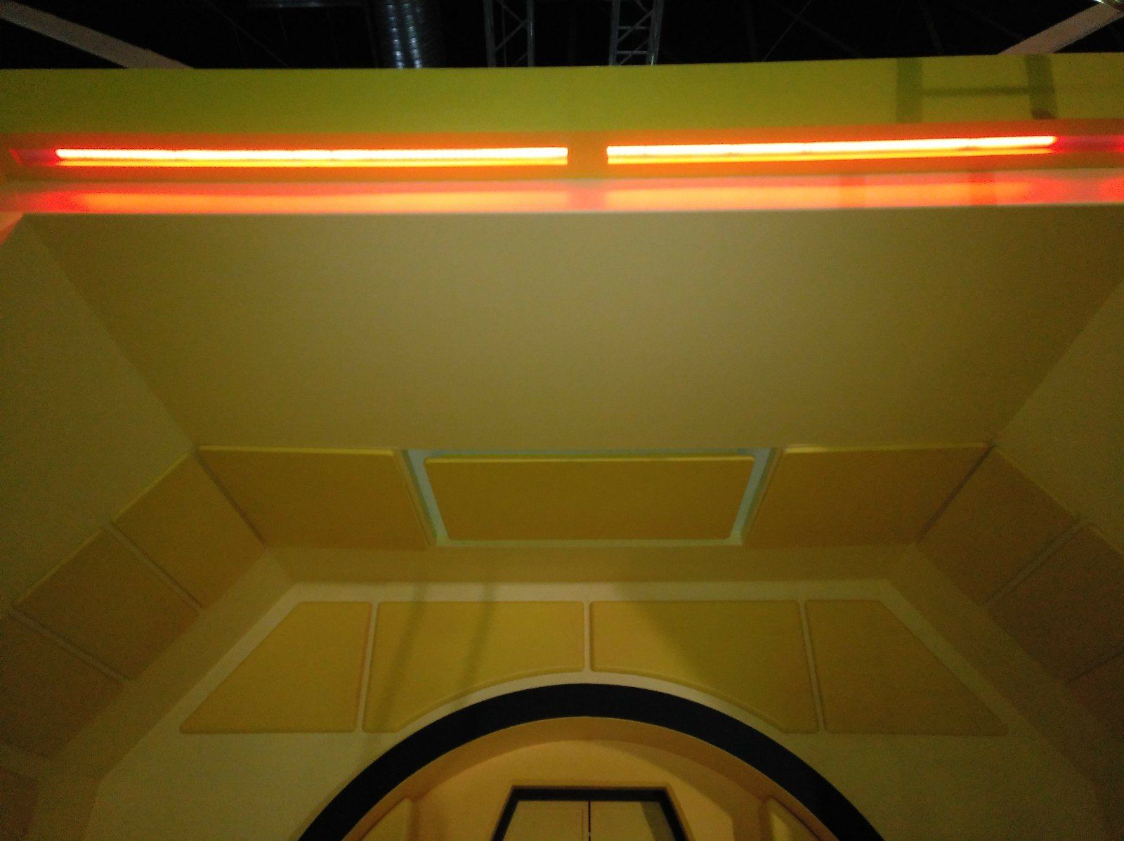 Un techo amarillo con una luz roja.