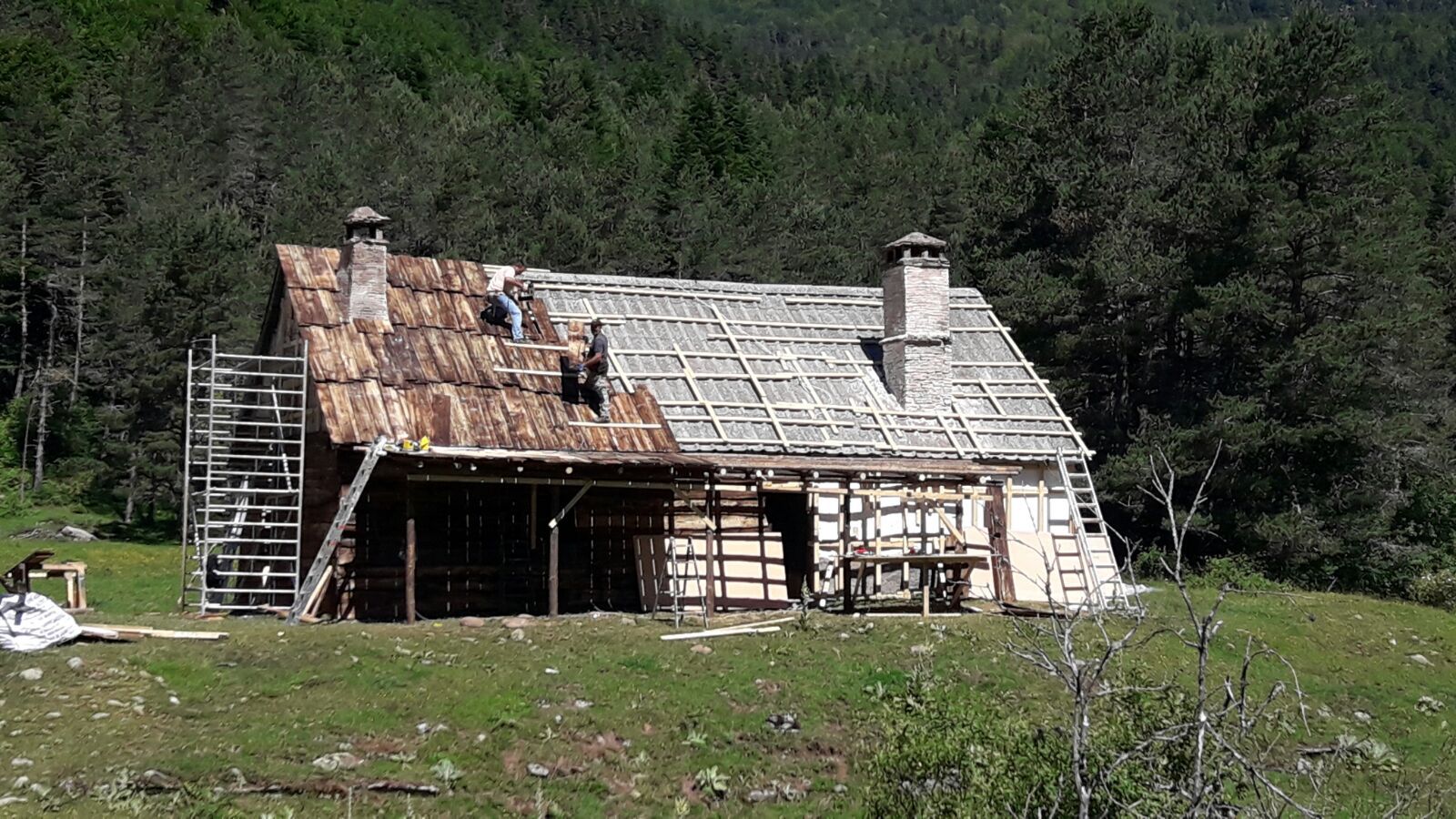 Un grupo de personas está trabajando en el tejado de una casa.