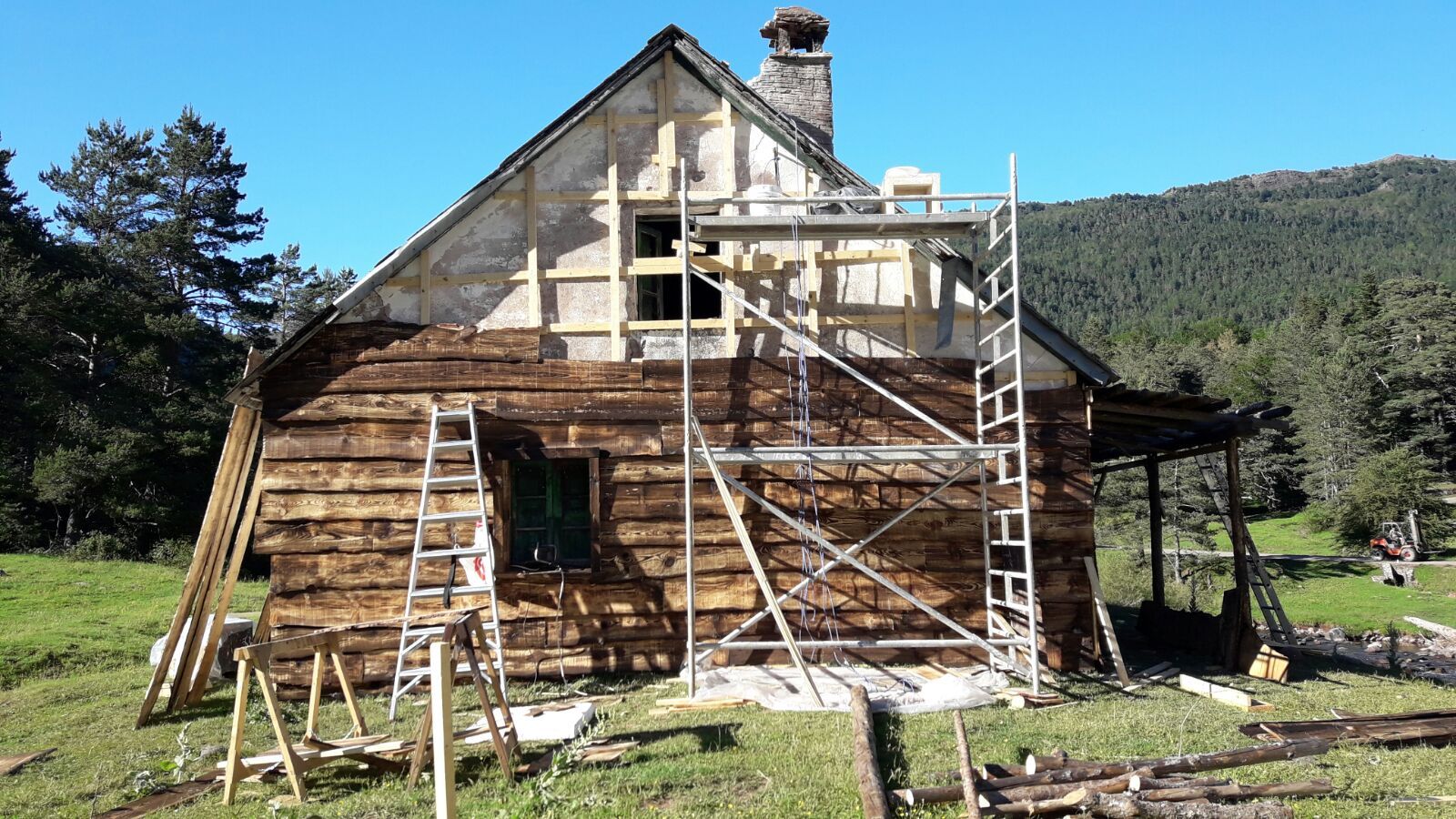 Se está remodelando una casa de madera con andamios a su alrededor.