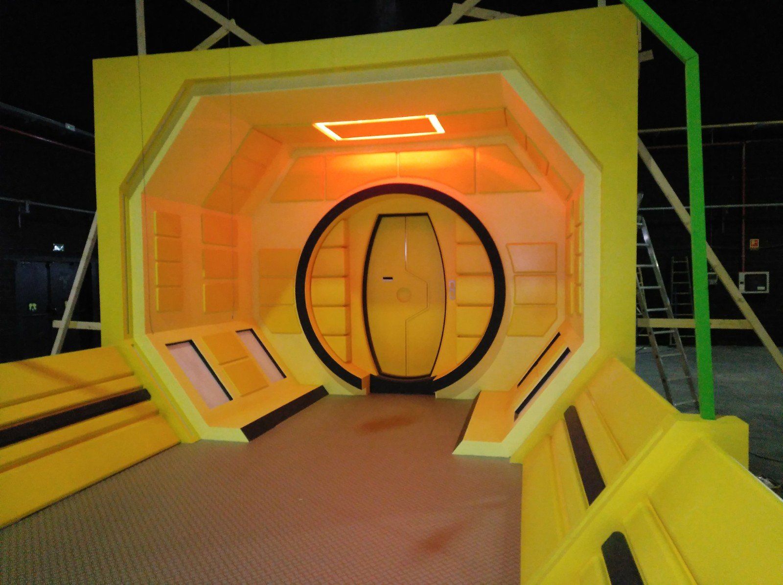 Una habitación amarilla con un círculo en el medio.