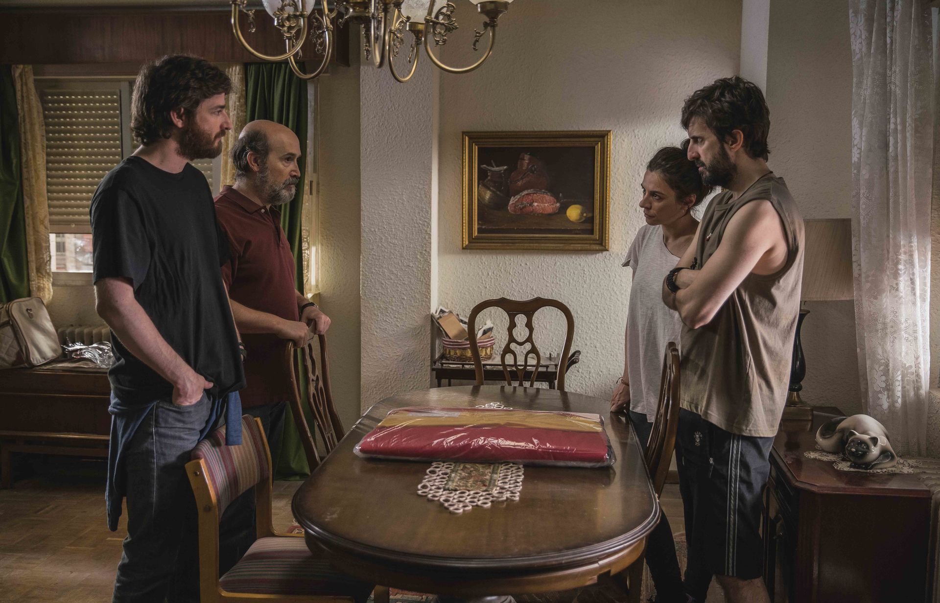 Un grupo de personas está de pie alrededor de una mesa de comedor.