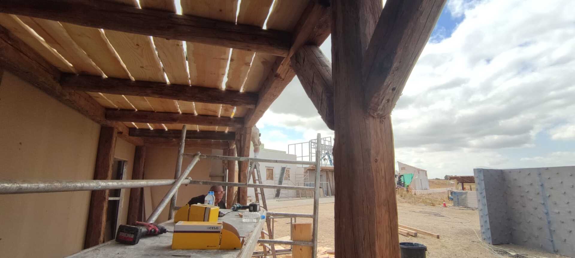 Se está construyendo una estructura de madera encima de un edificio.