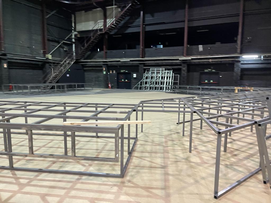 Un gran edificio vacío con muchos marcos de metal en el piso.