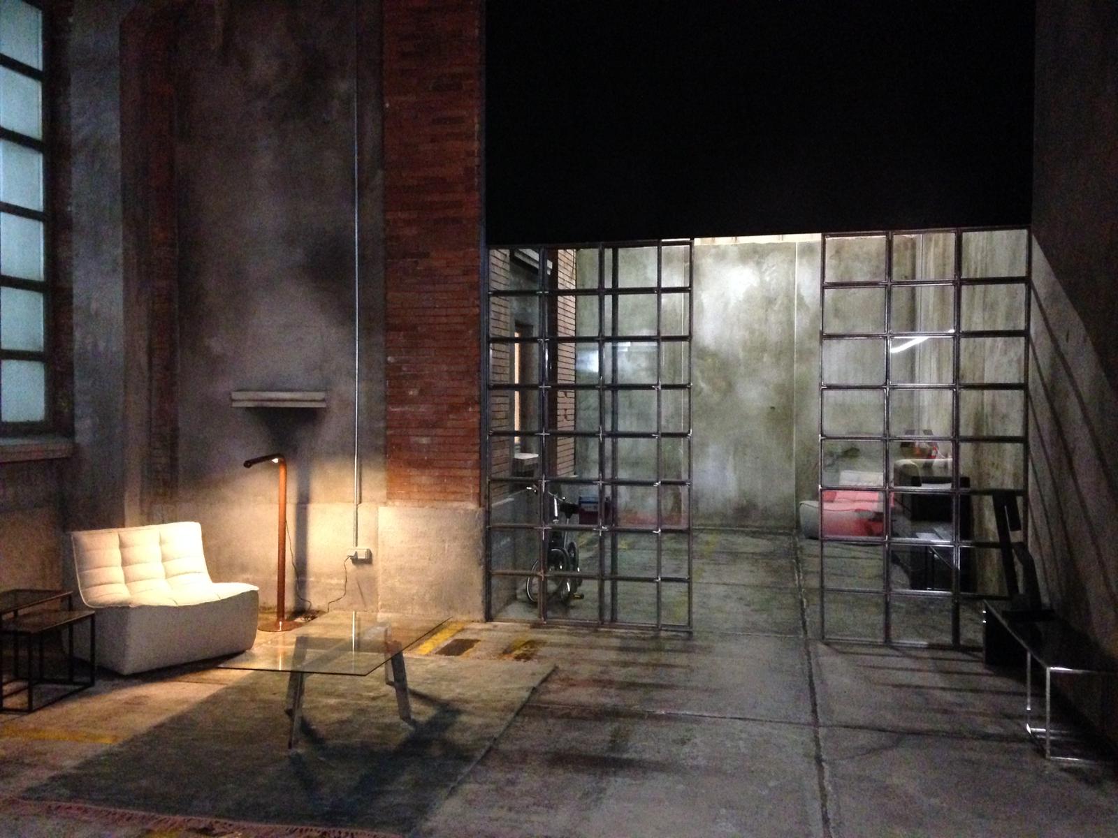 Una habitación con una silla y una mesa dentro.