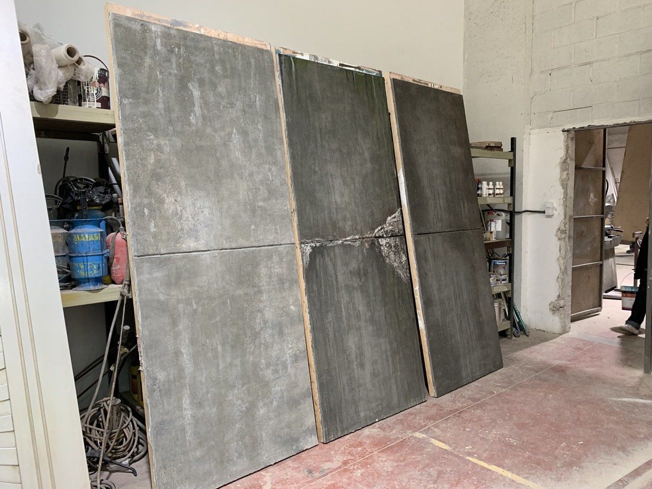 Una habitación con muchas tablas grises en el suelo.