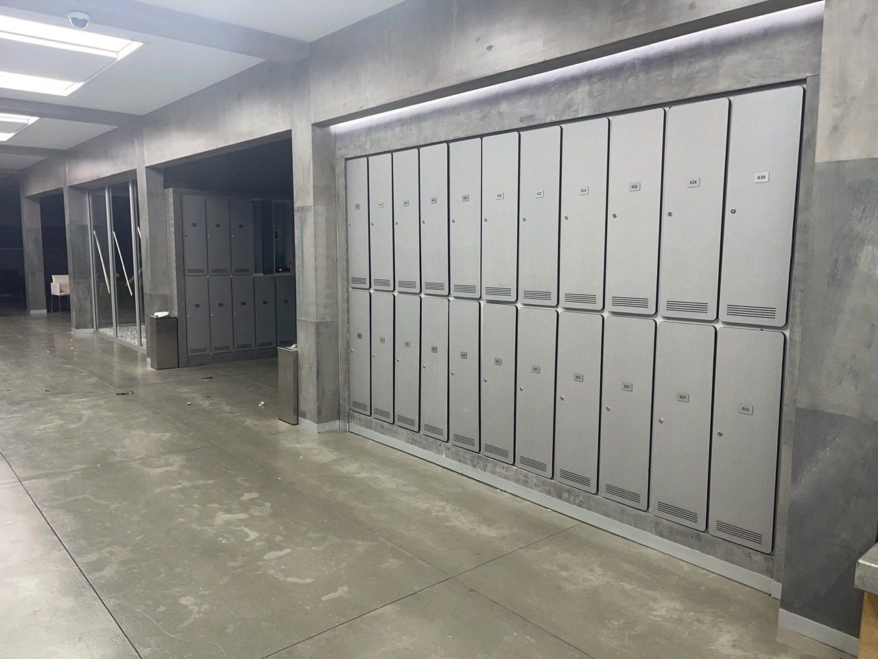 Una fila de casilleros están alineados en un almacén.