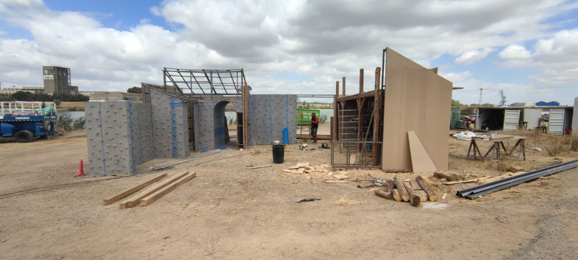 Se está construyendo un gran edificio en medio de un campo de tierra.