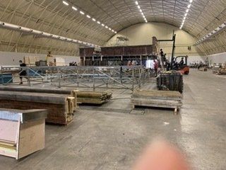 Un gran almacén con una carretilla elevadora en el medio.