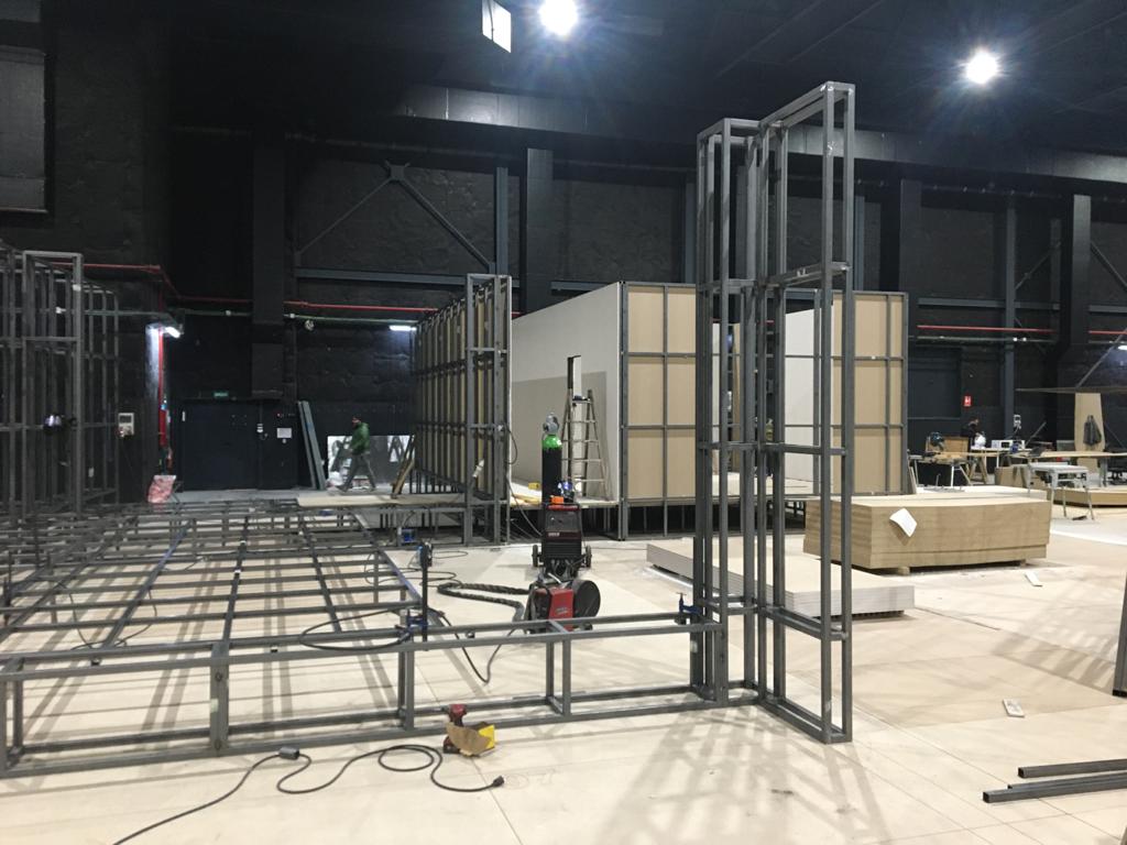 Una habitación grande con muchos marcos de metal.