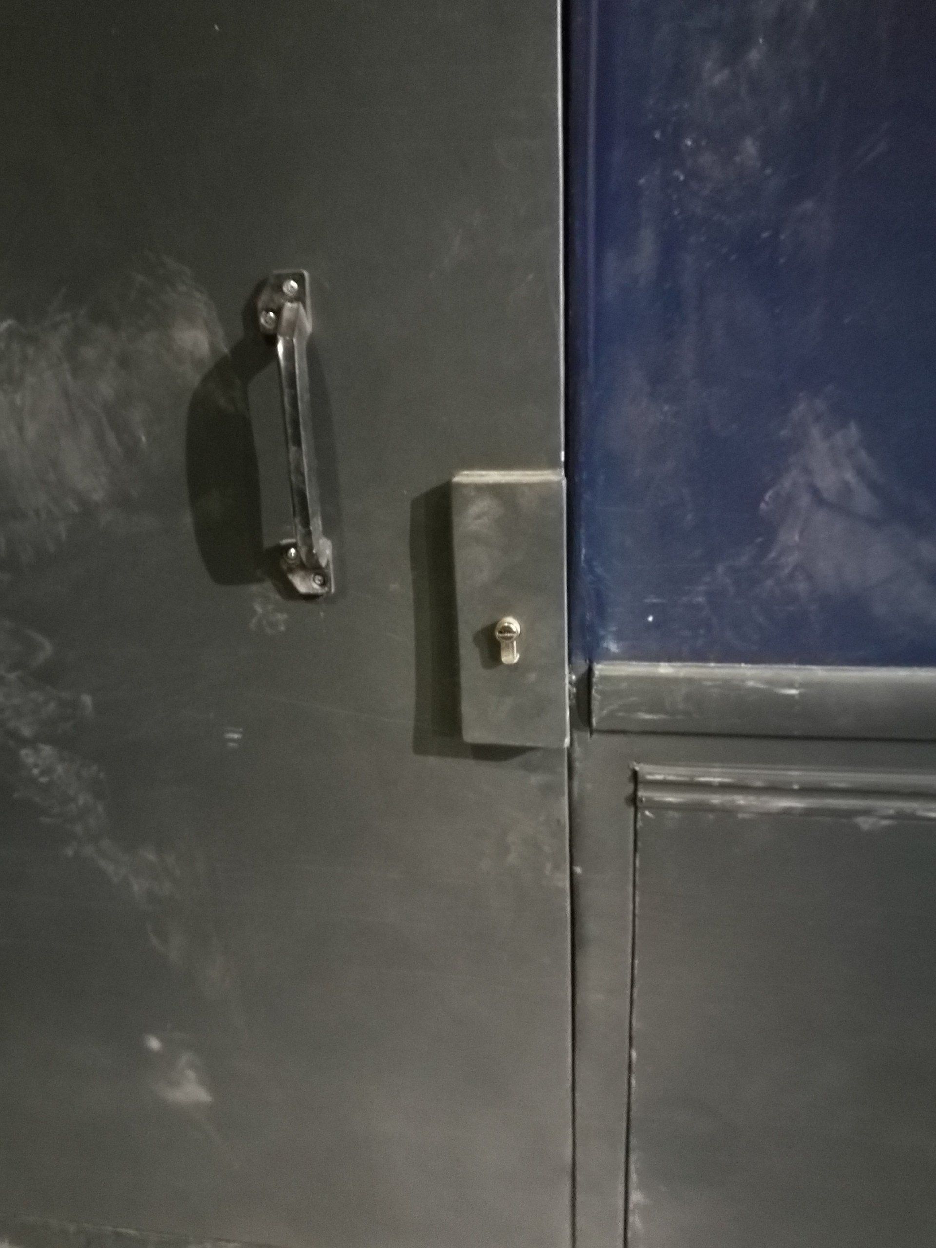 Un primer plano de una puerta con una manija en ella.