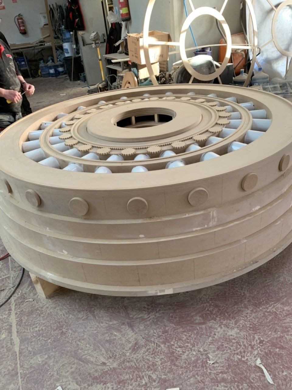 Una gran rueda de madera con un agujero en el medio