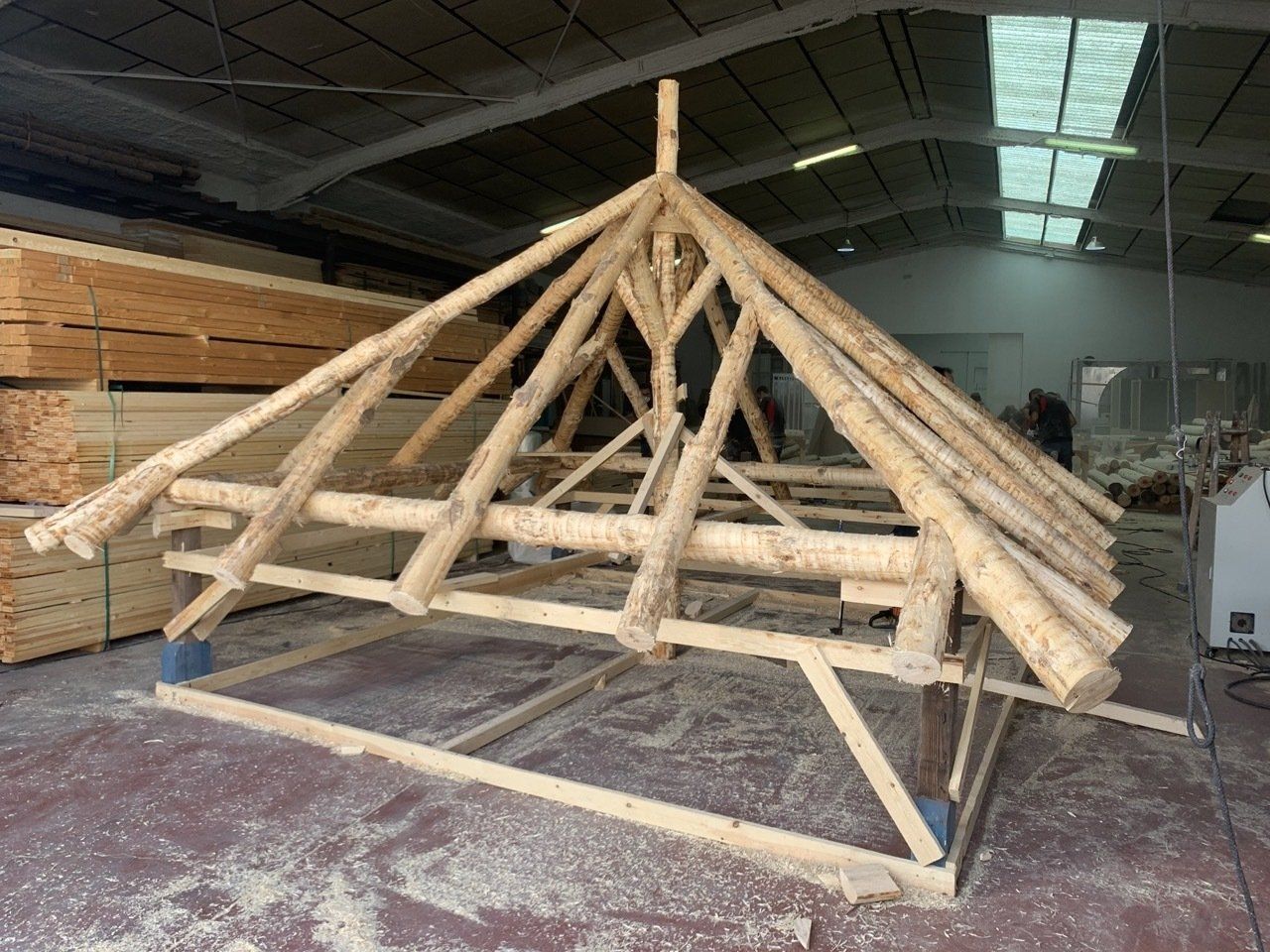 Se está construyendo una estructura de madera en un almacén.