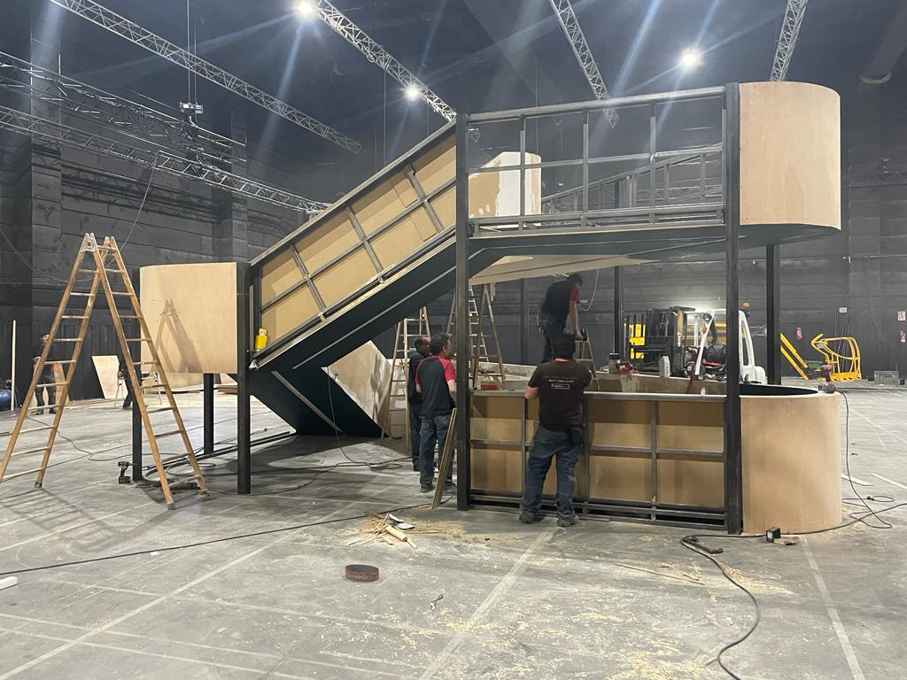 Un grupo de personas está trabajando en una estructura grande en un edificio.