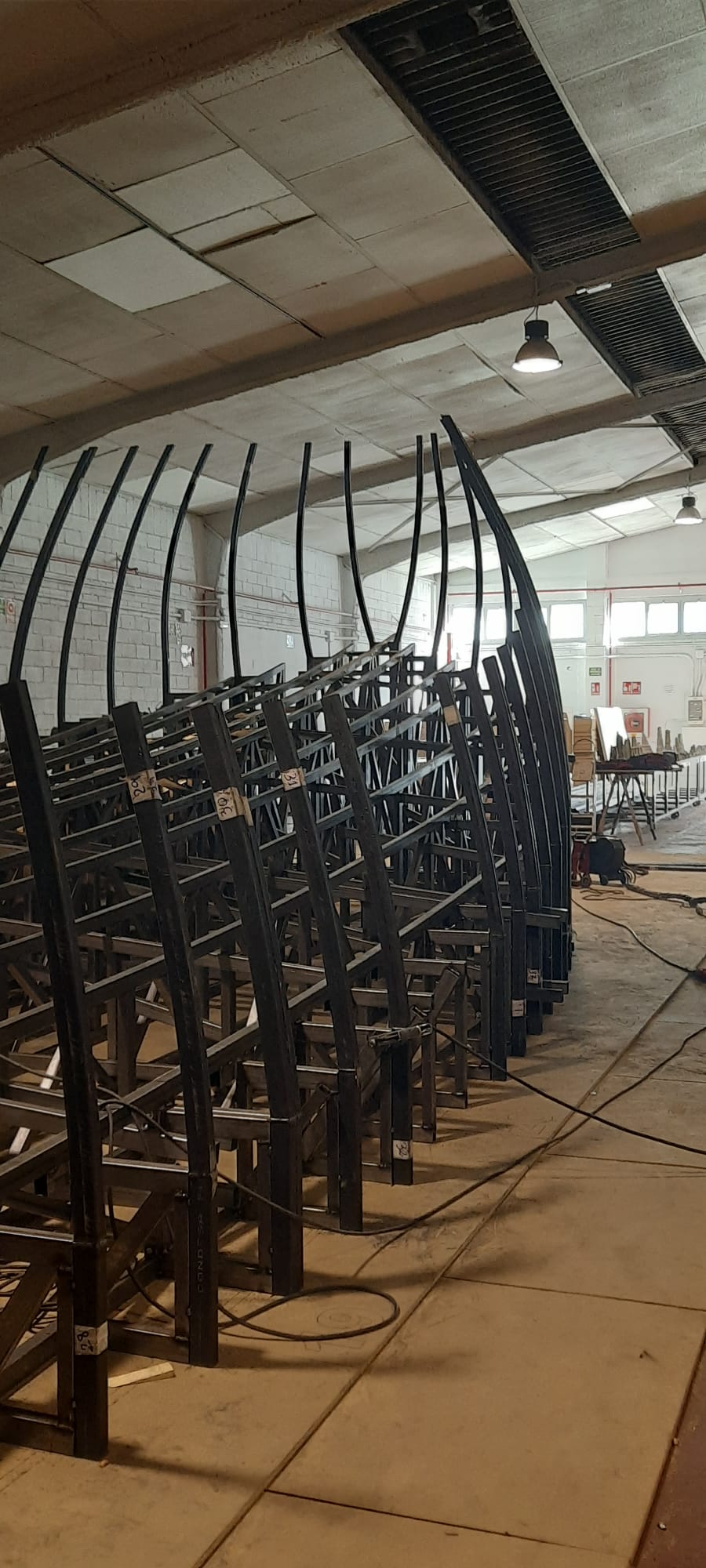 Se está construyendo una gran estructura metálica en un edificio.