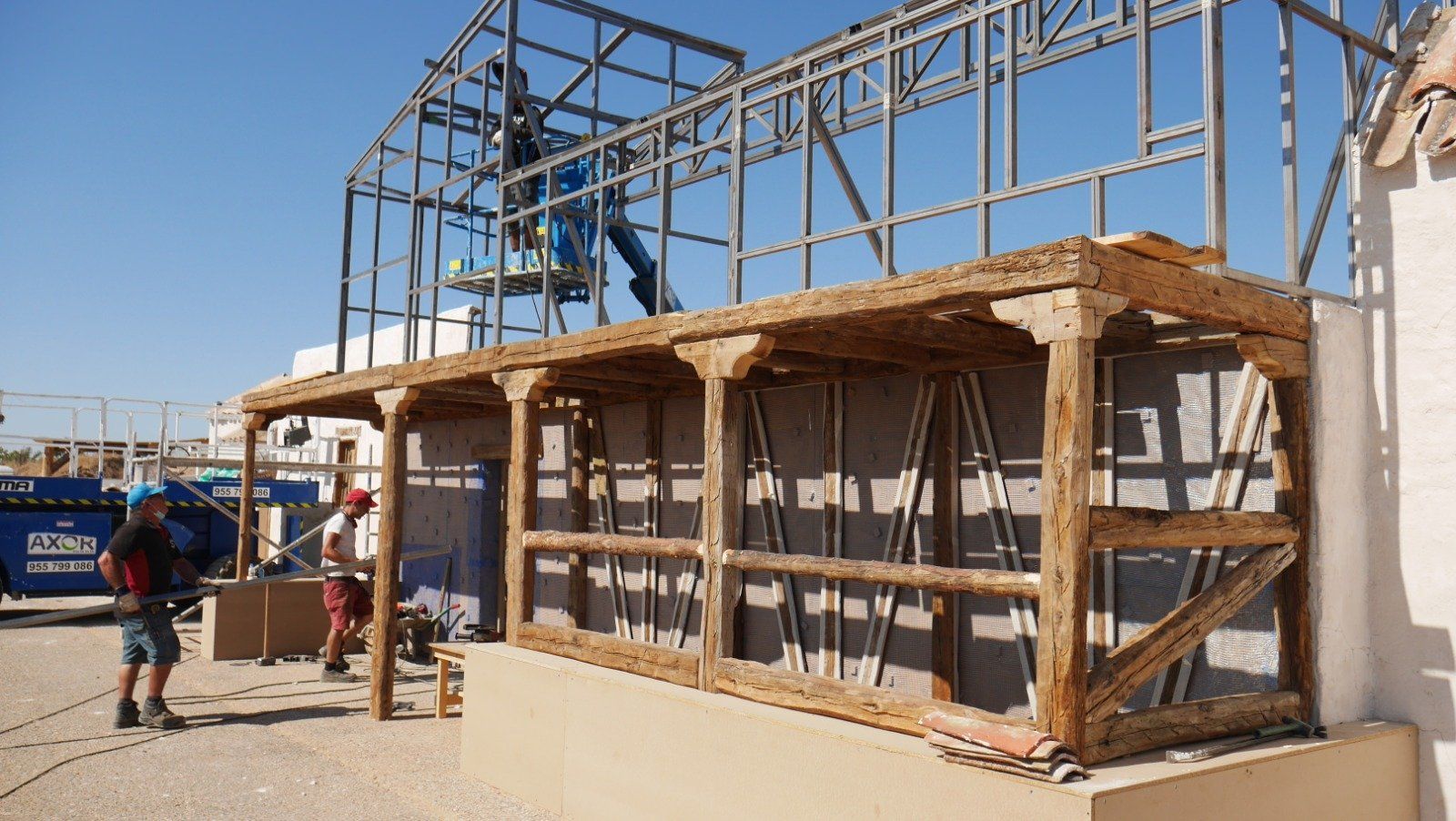Un grupo de trabajadores de la construcción está trabajando en una estructura de madera.