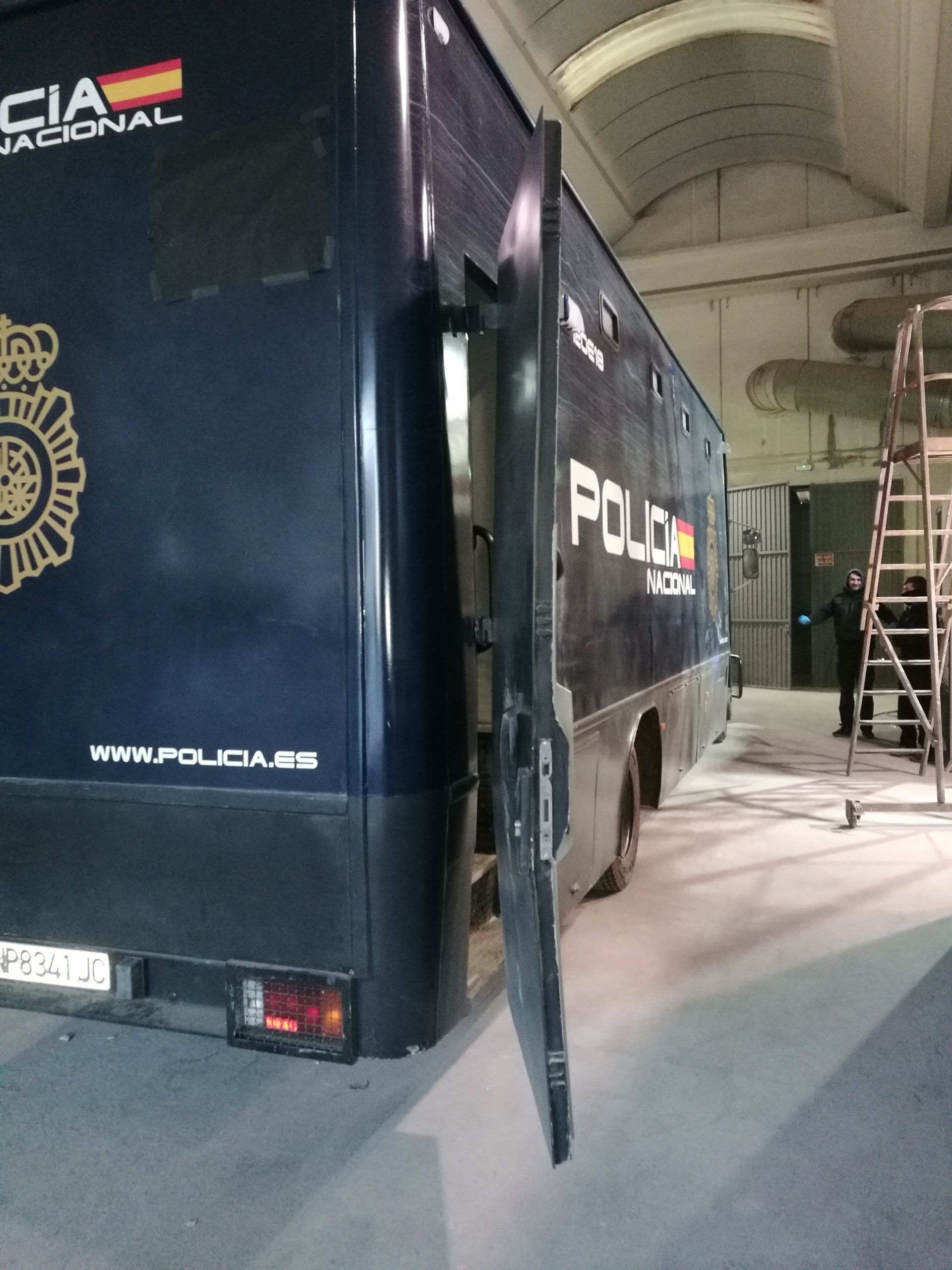 Un autobús azul con la palabra policía en él