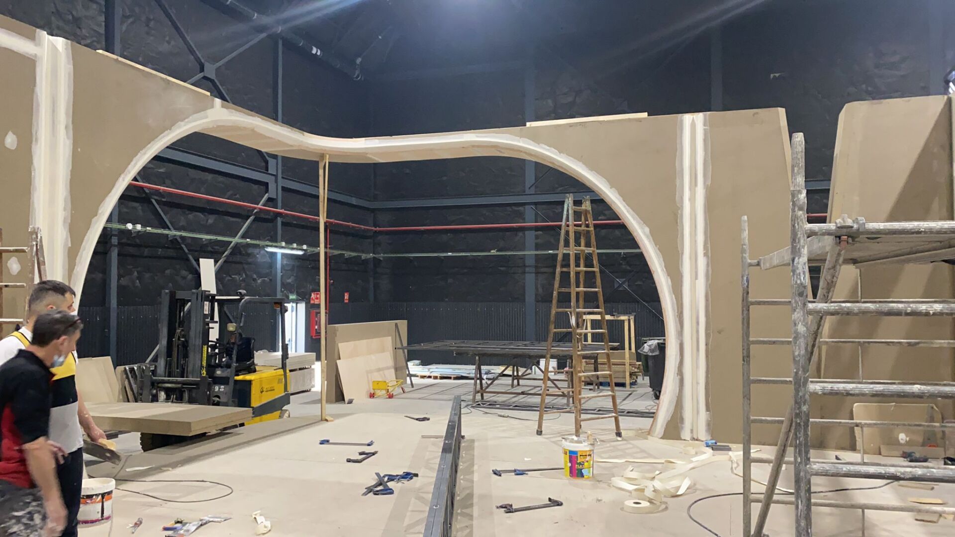 Un grupo de hombres está de pie en un edificio en construcción.