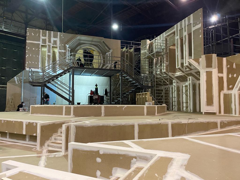 Se está construyendo un escenario en un edificio con escaleras.