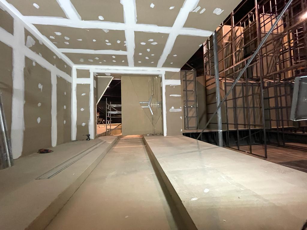 Un edificio en construcción con una escalera y una puerta.