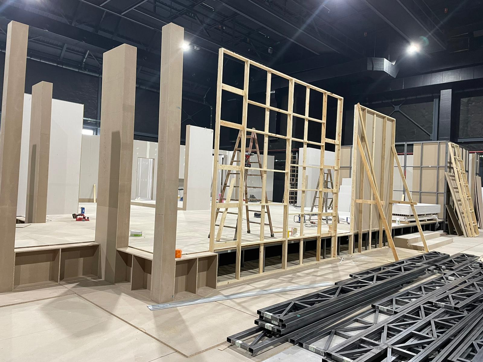 Se está construyendo una gran estructura de madera en un almacén.