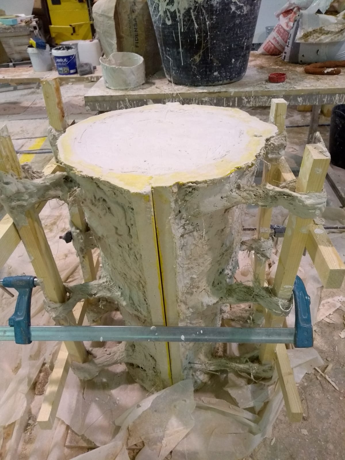 Se pega un tocón de árbol con una abrazadera.