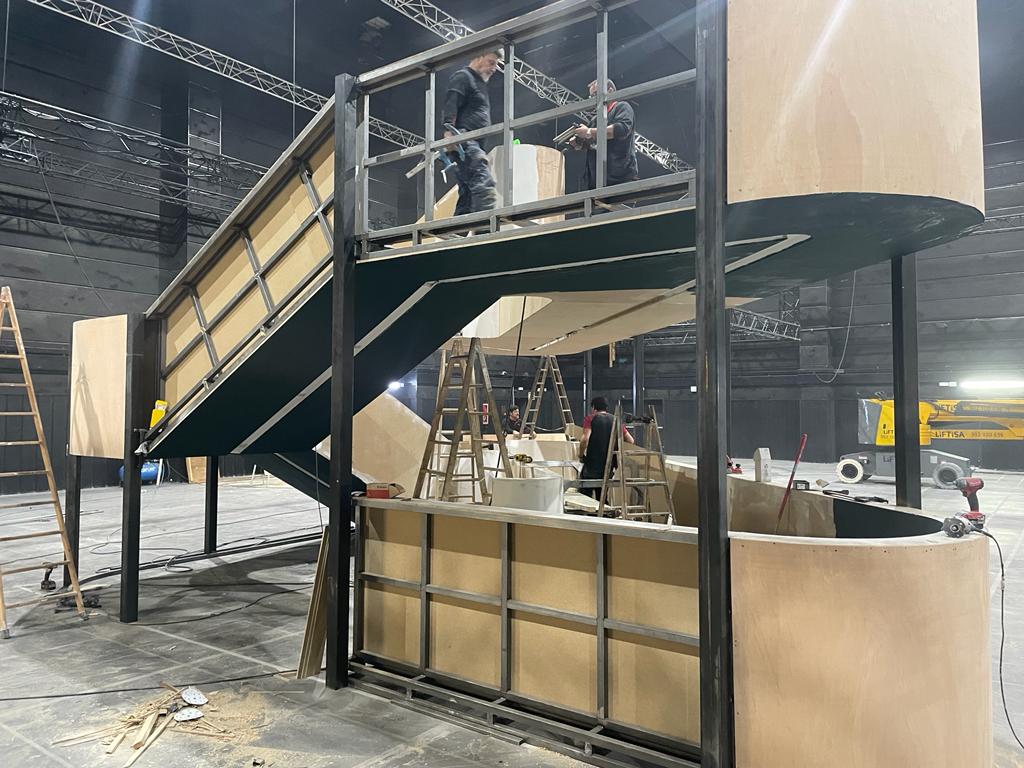 Se está construyendo una escalera en un edificio grande.