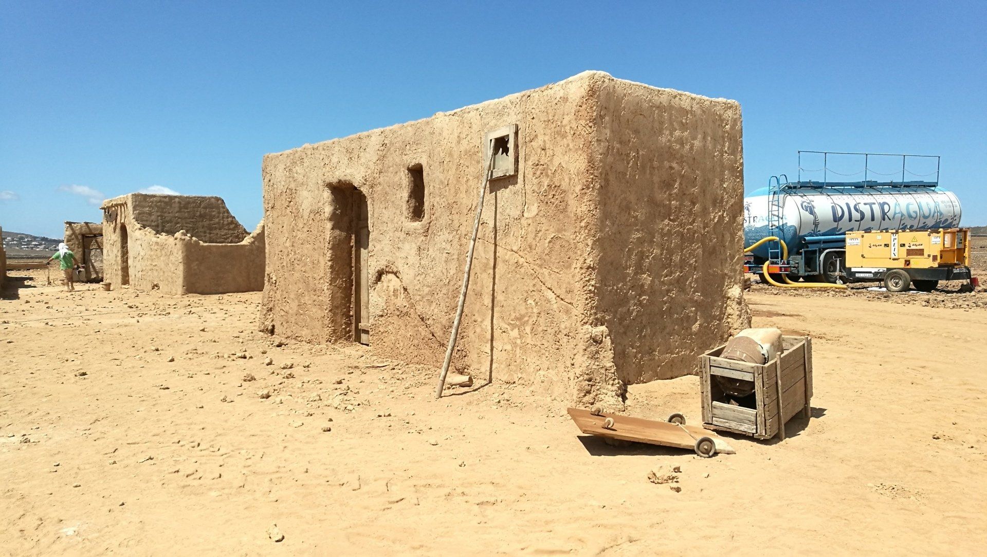 Un camión con la palabra WD12 en el costado.