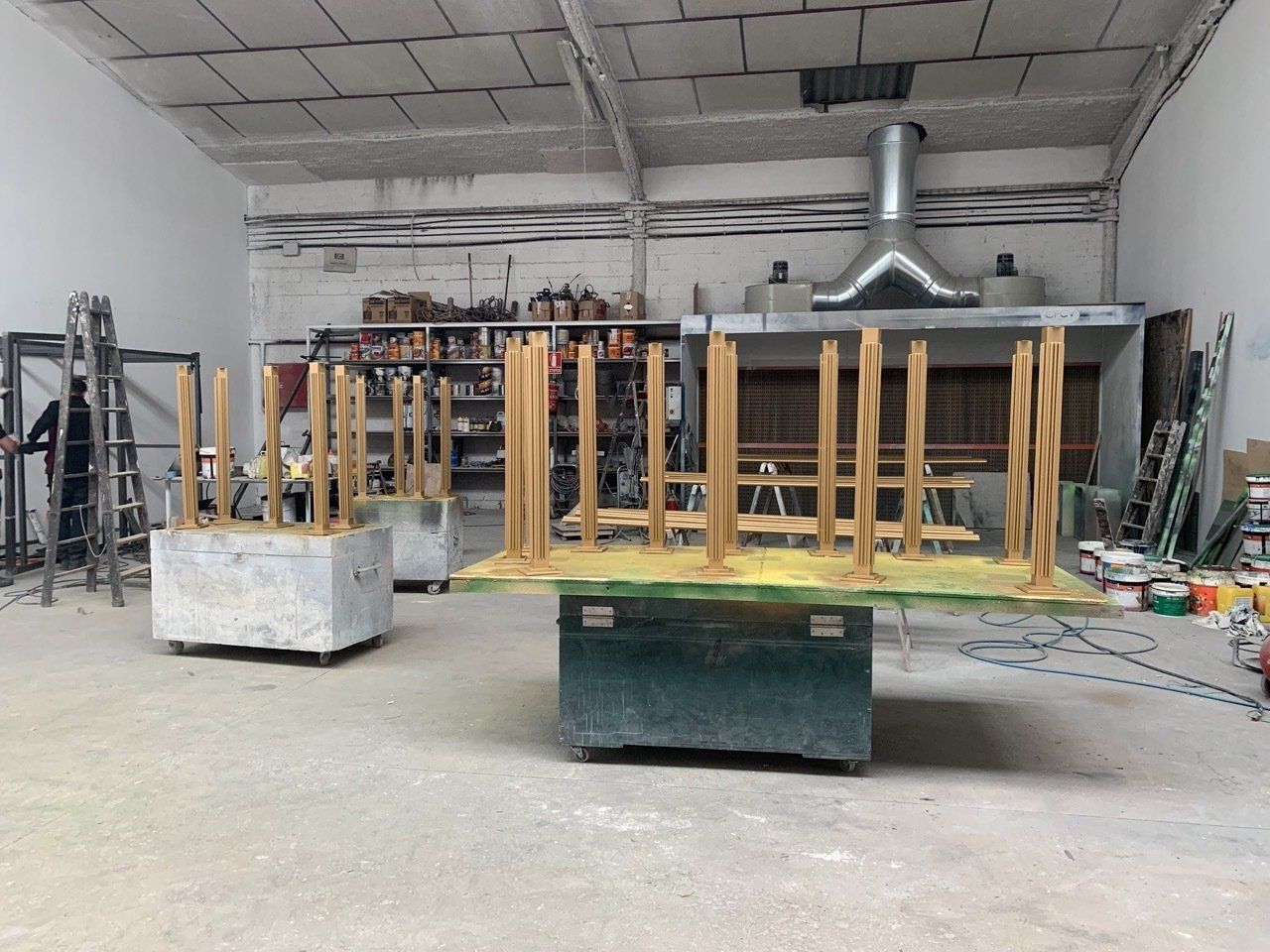 Una fila de mesas de madera están colocadas encima de una mesa en una habitación.