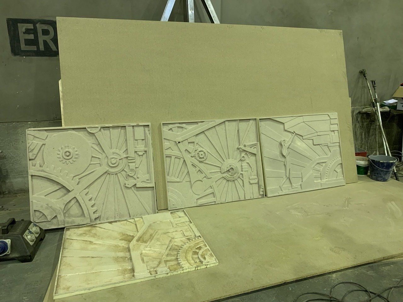 Tres piezas de madera están colocadas una encima de otra sobre una mesa.