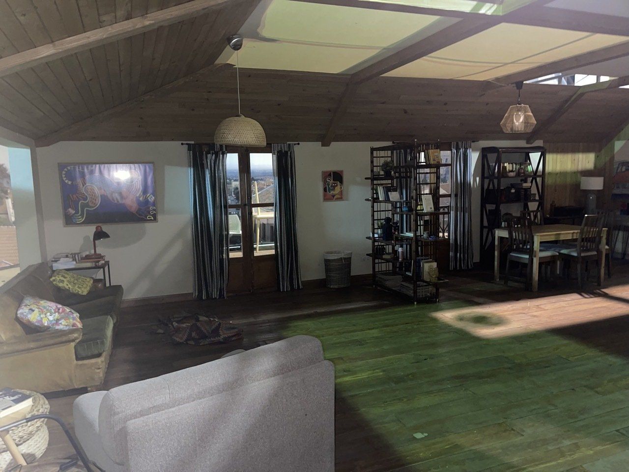 Una sala de estar con un sofá y una mesa