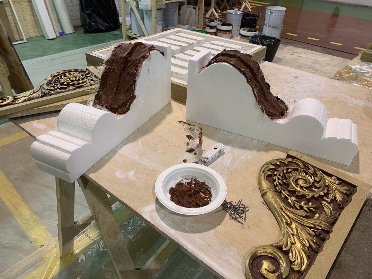 Una mesa de madera con un recipiente con polvo marrón encima.