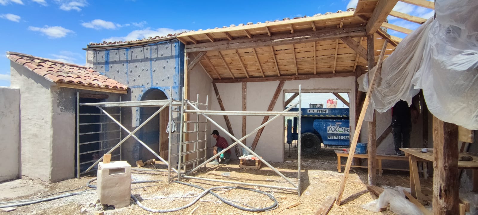 Se está construyendo una casa con andamios alrededor.