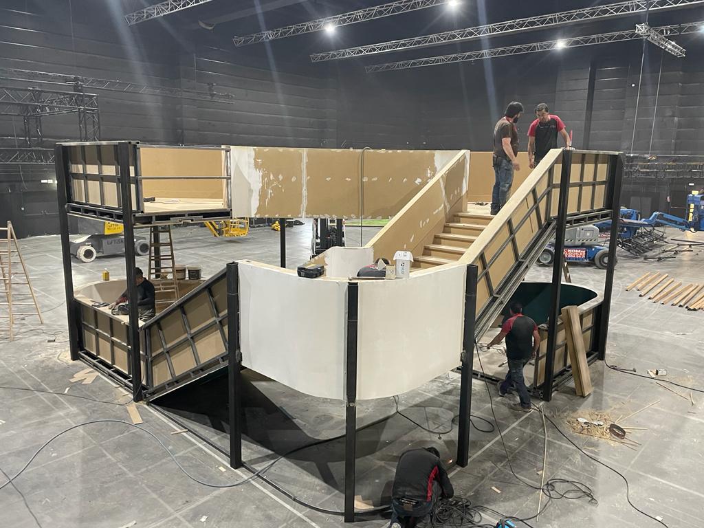 Un grupo de personas está trabajando en una escalera de un edificio grande.