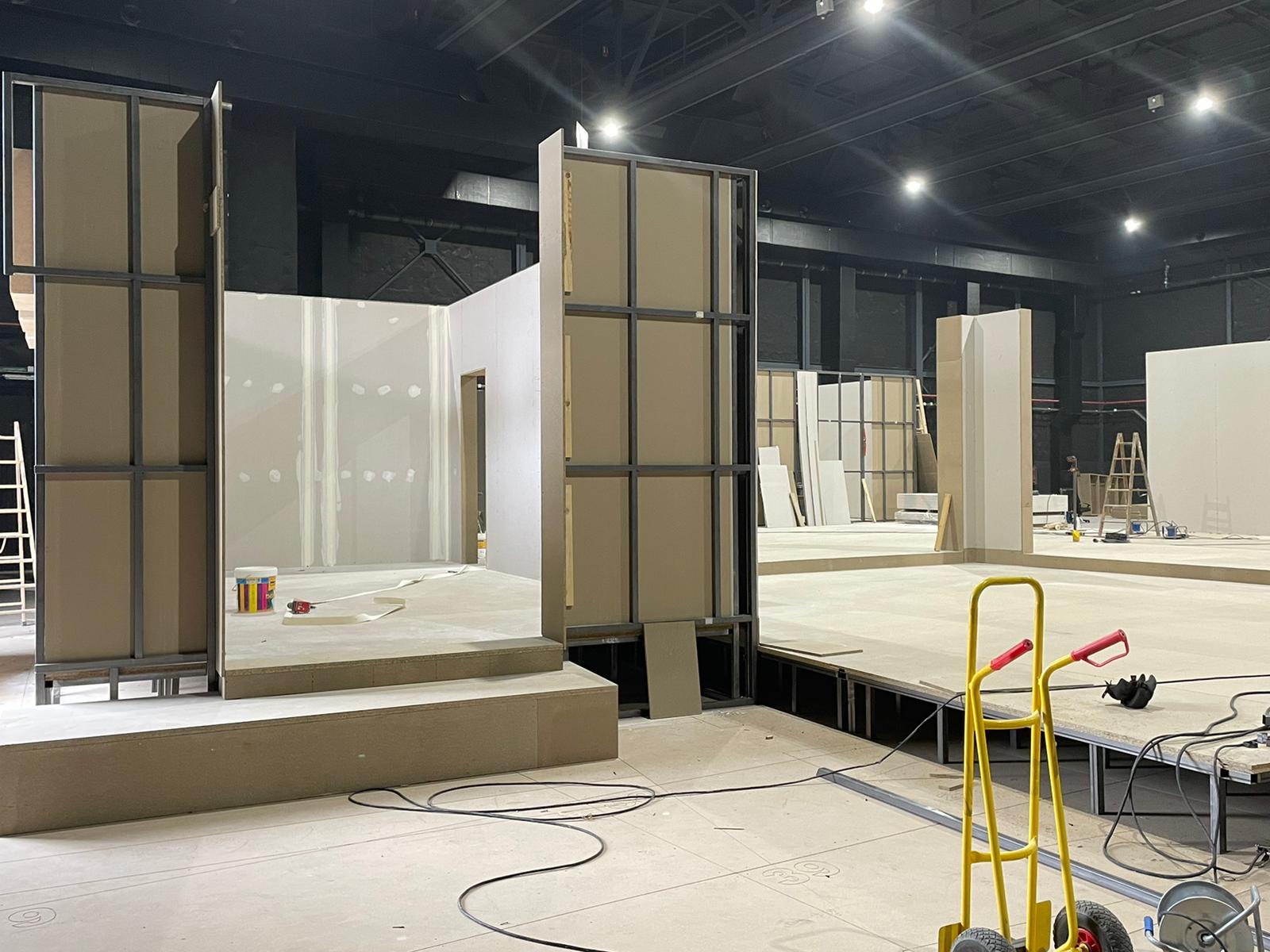 Una habitación grande con un carrito en el medio.