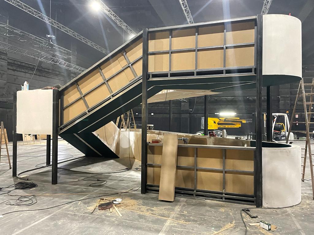 Se está construyendo un edificio en un gran almacén.