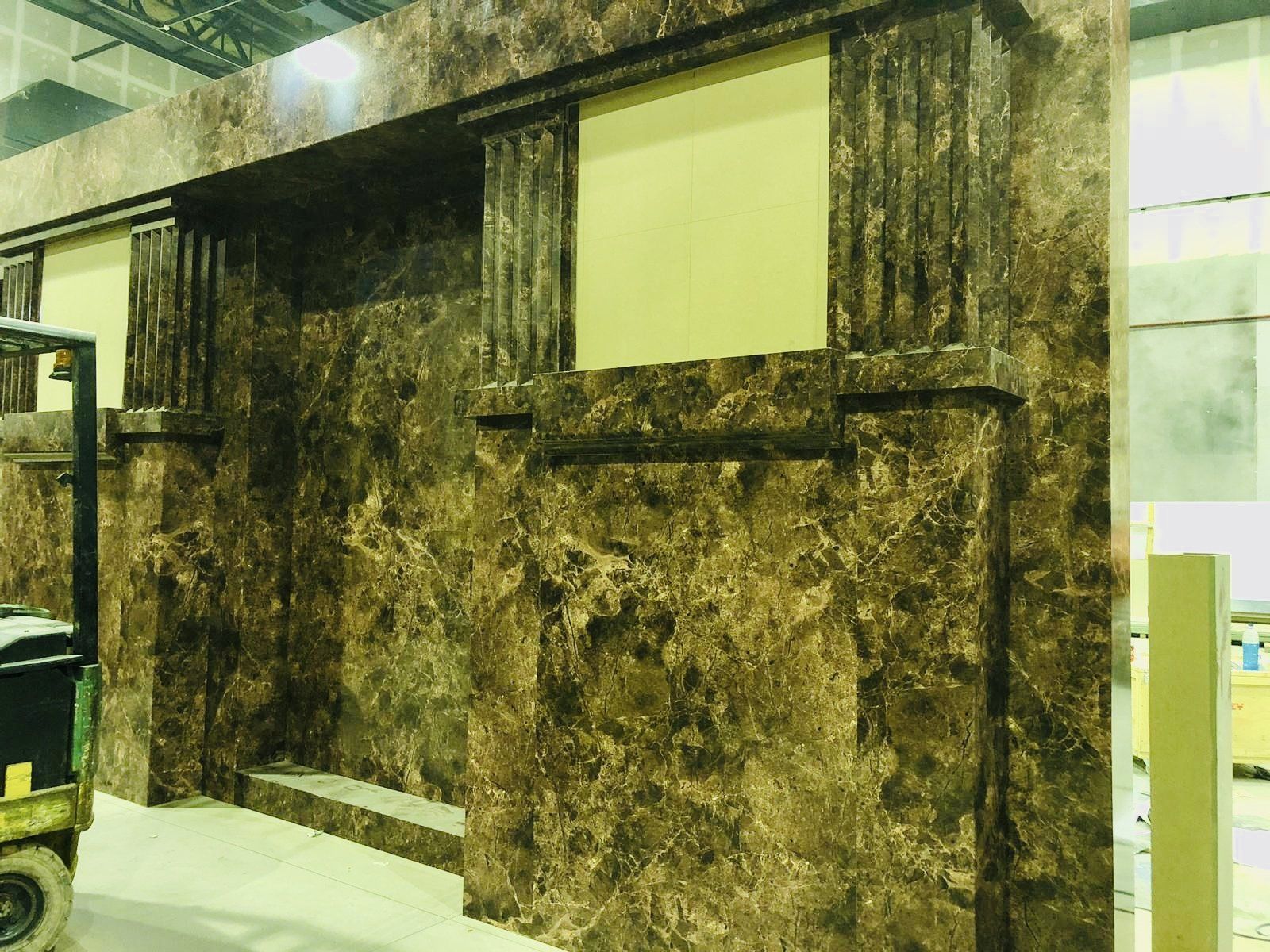 Una carretilla elevadora está moviendo una pared grande en un edificio.