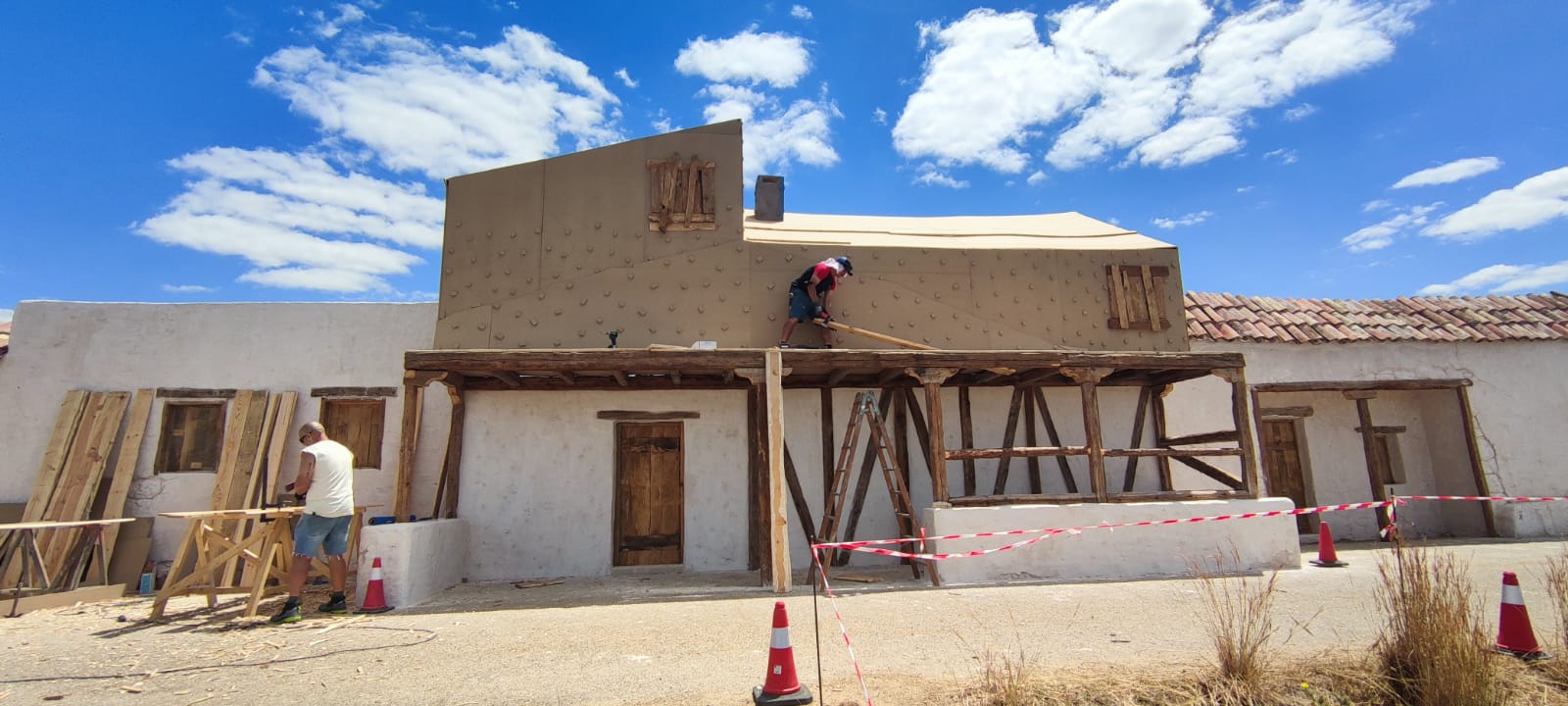 Un hombre está trabajando en el costado de un edificio.
