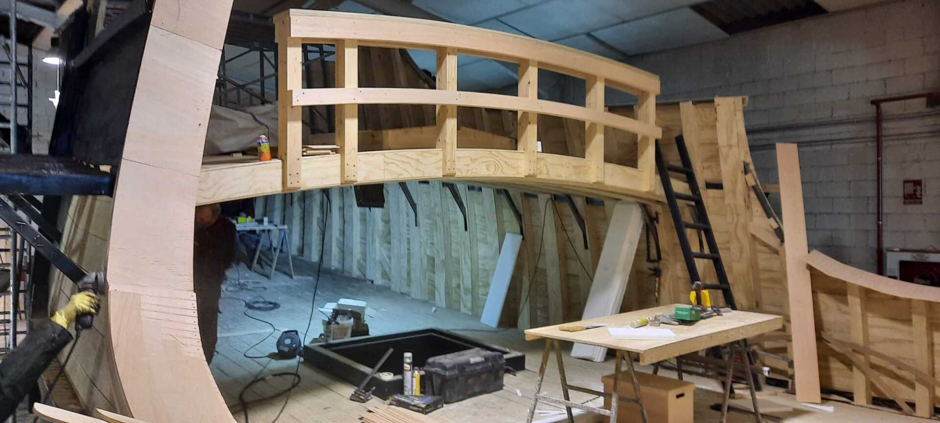 Se está construyendo un puente de madera en un edificio.