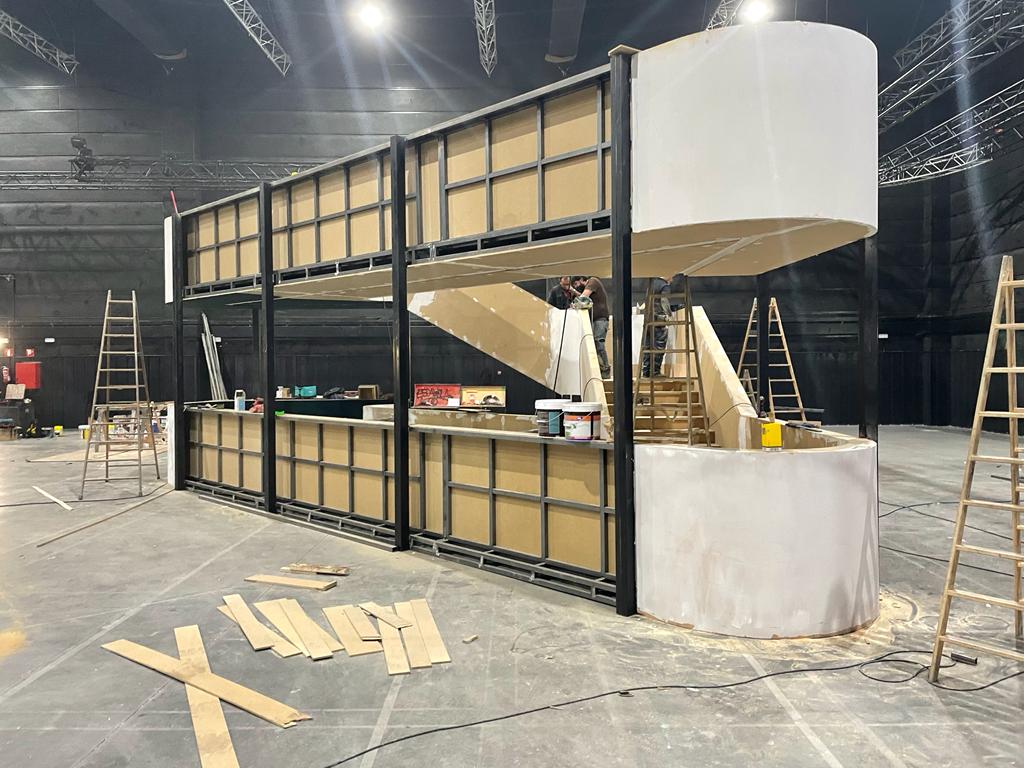 Se está construyendo un gran edificio con muchas escaleras.