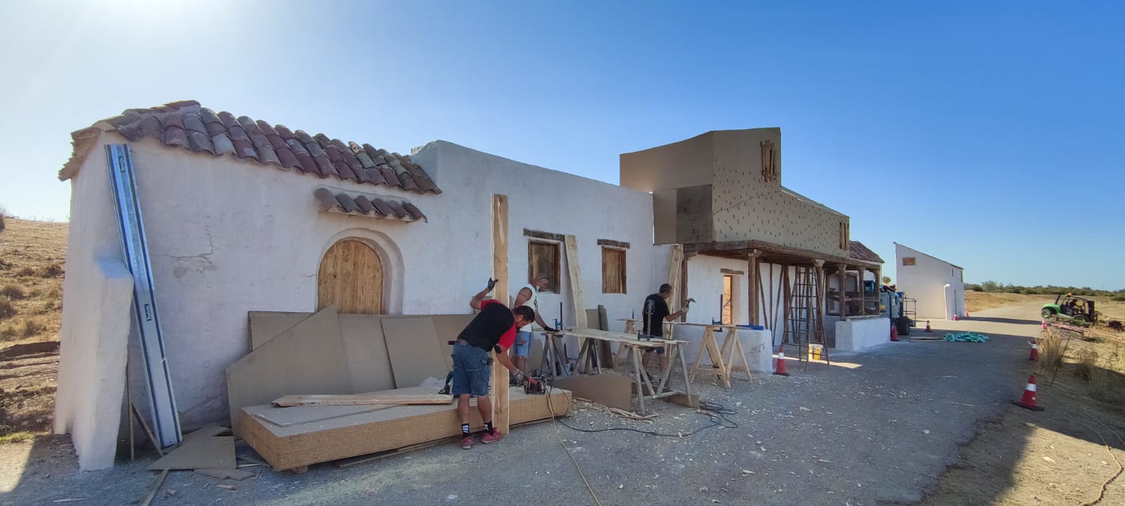 Un grupo de personas está de pie frente a un edificio blanco.