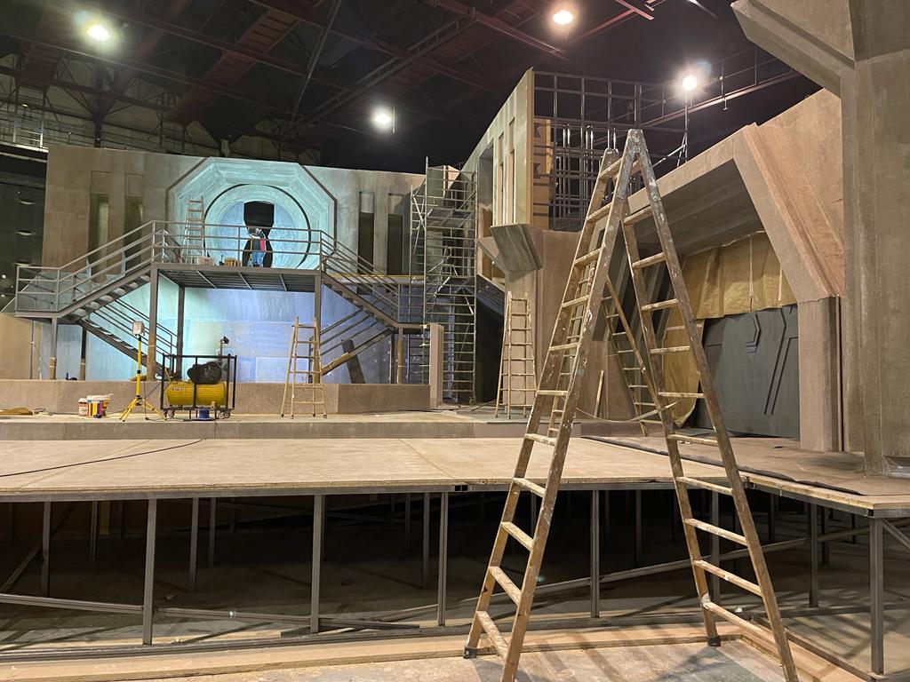 Una escalera está colocada encima de un escenario en un edificio.