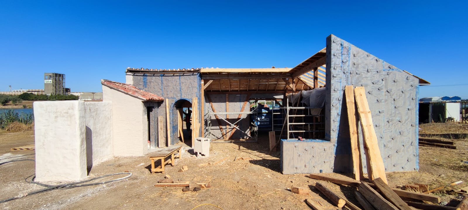 Se está construyendo una casa en un campo de tierra.