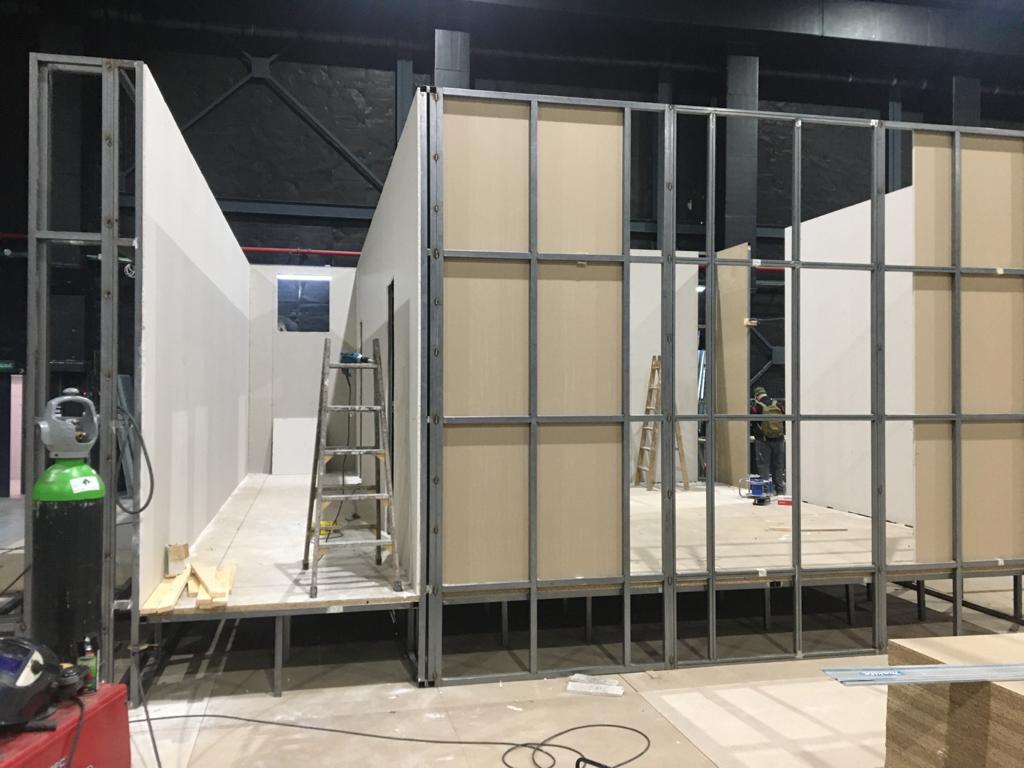 Una habitación con muchas paredes y una escalera dentro.