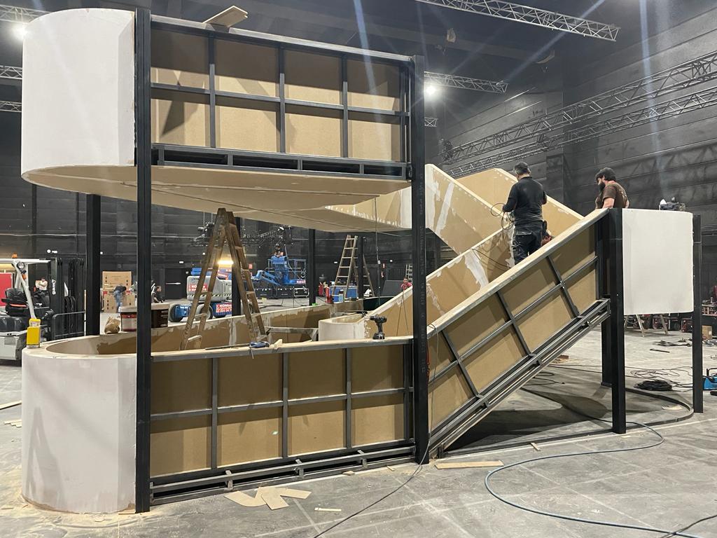 Un grupo de personas está trabajando en una escalera de un edificio.