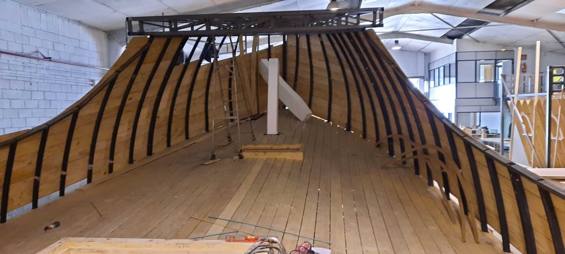 Se está construyendo una gran estructura de madera en un edificio.